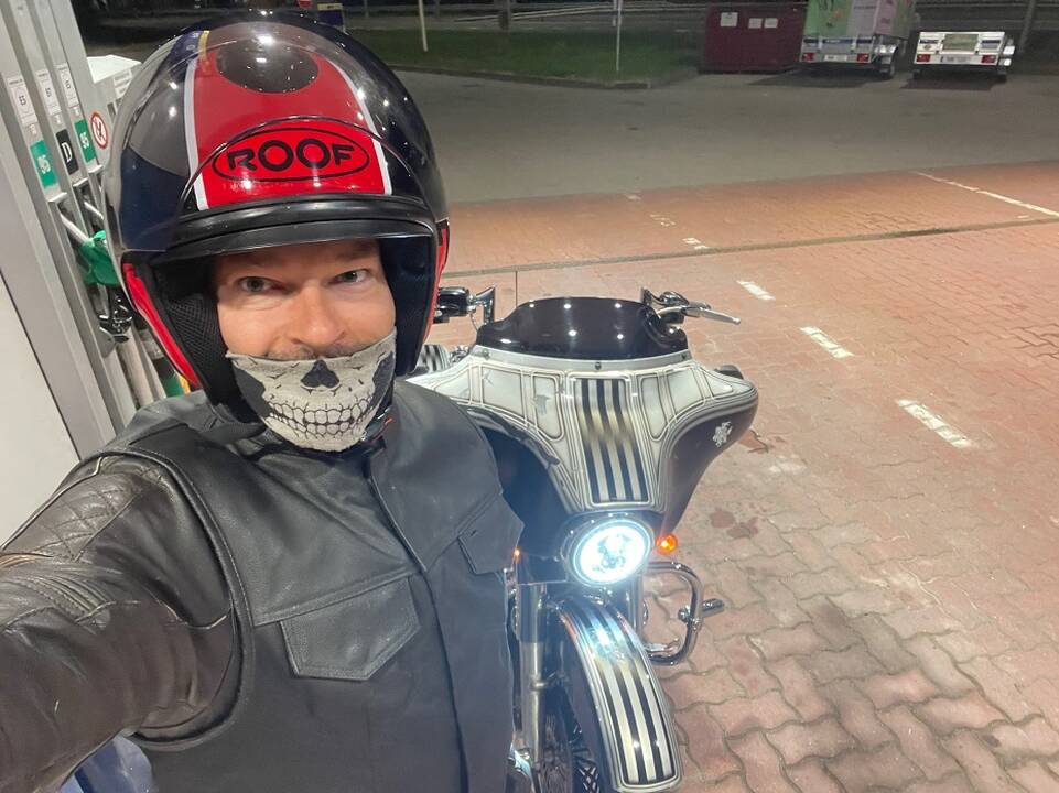 Komanda: kartu su bendraminčiais "Road Brothers" Mantas ant motociklo sėda kiekvieną savaitę.