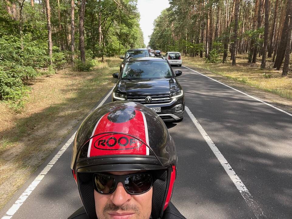Komanda: kartu su bendraminčiais "Road Brothers" Mantas ant motociklo sėda kiekvieną savaitę.