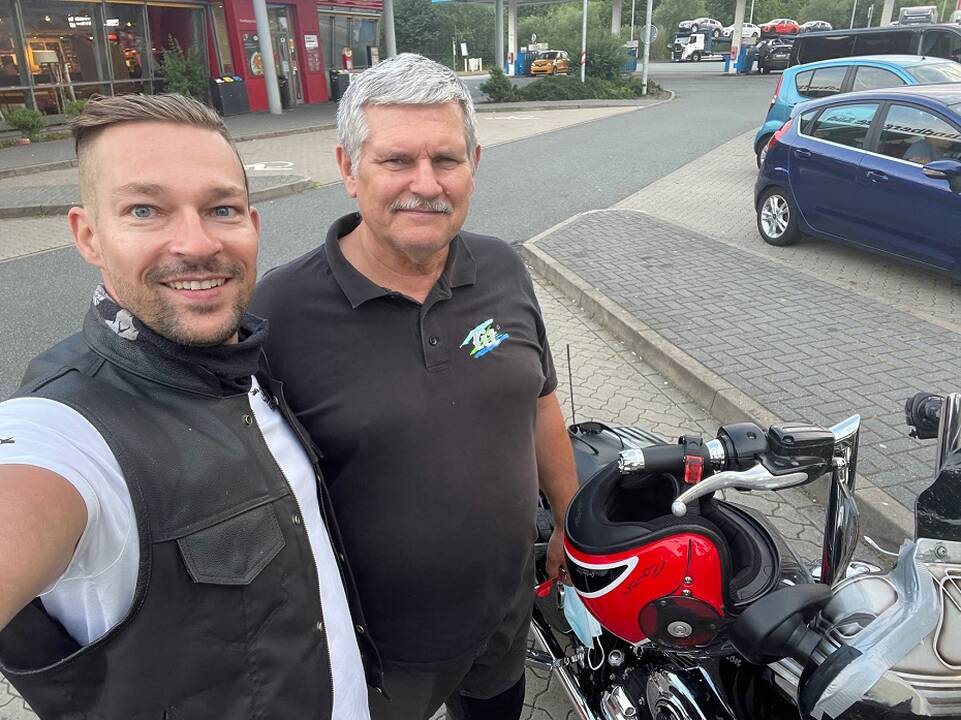 Komanda: kartu su bendraminčiais "Road Brothers" Mantas ant motociklo sėda kiekvieną savaitę.