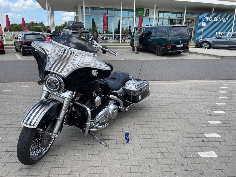 Komanda: kartu su bendraminčiais "Road Brothers" Mantas ant motociklo sėda kiekvieną savaitę.