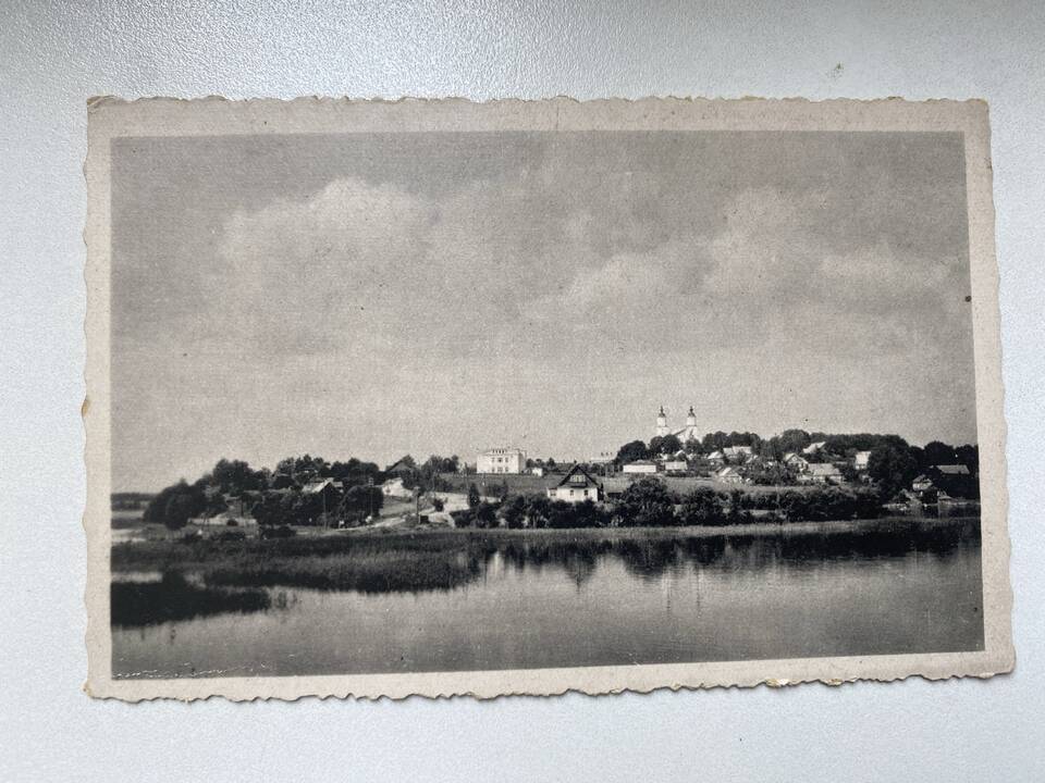 Vaizdas: įsigijęs seną atviruką su Zarasų kraštu, R.Keršys stengiasi identifikuoti jame užfiksuotas vietas, jas nufotografuoja.