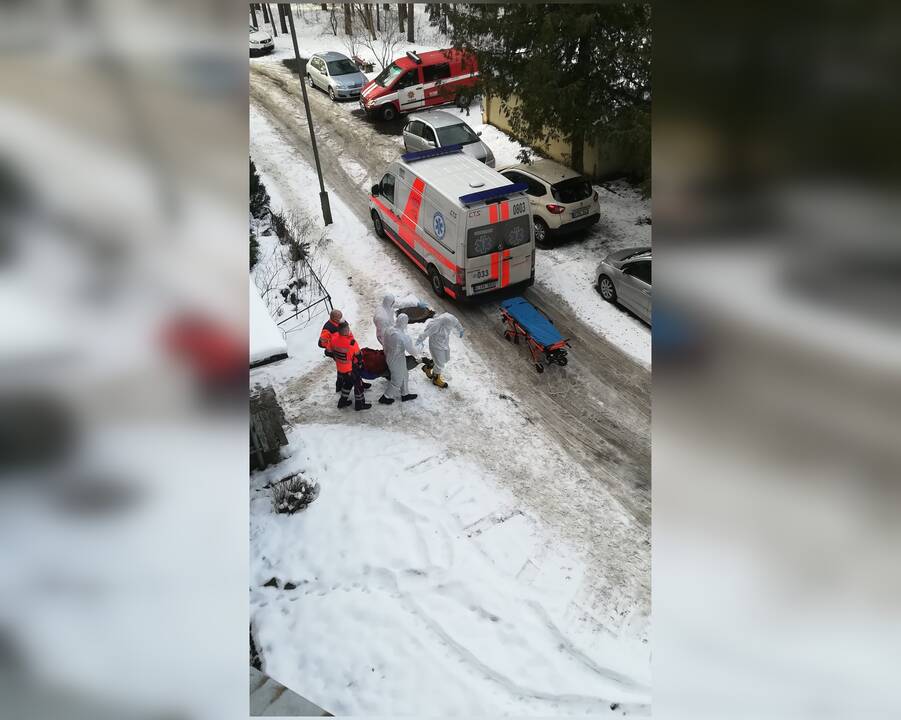 Skuba į pagalbą: ugniagesiai padeda ir užklimpusius medikų automobilius ištraukti, ir ligonius nešti