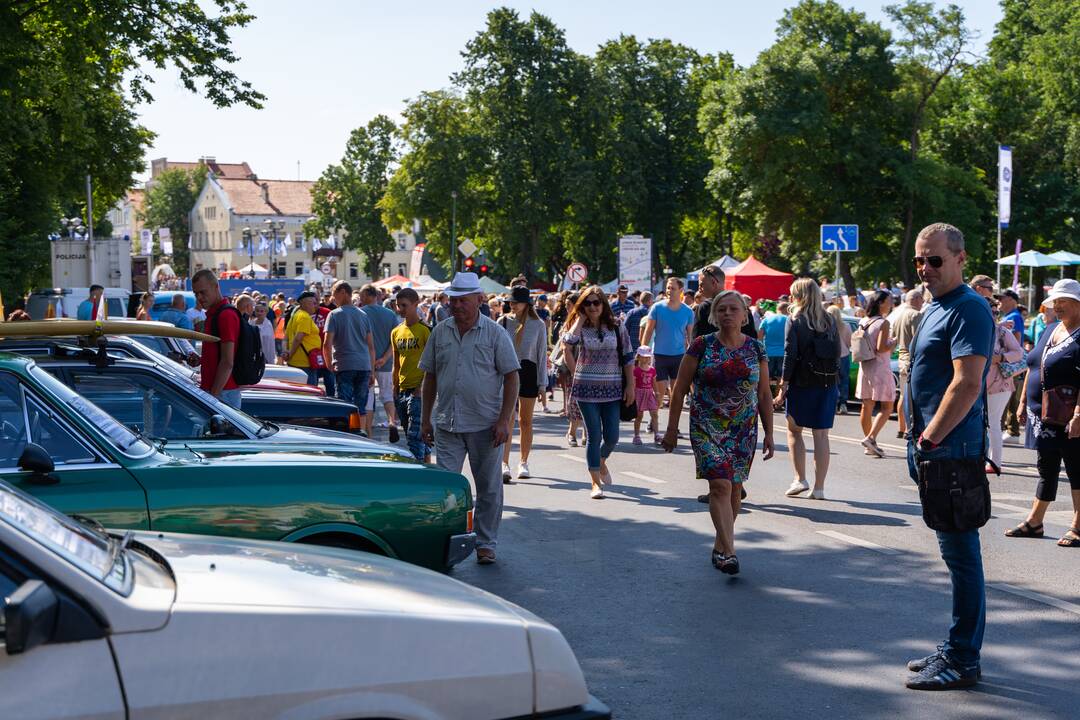 Senovinių automobilių paroda Atgimimo aikštėje