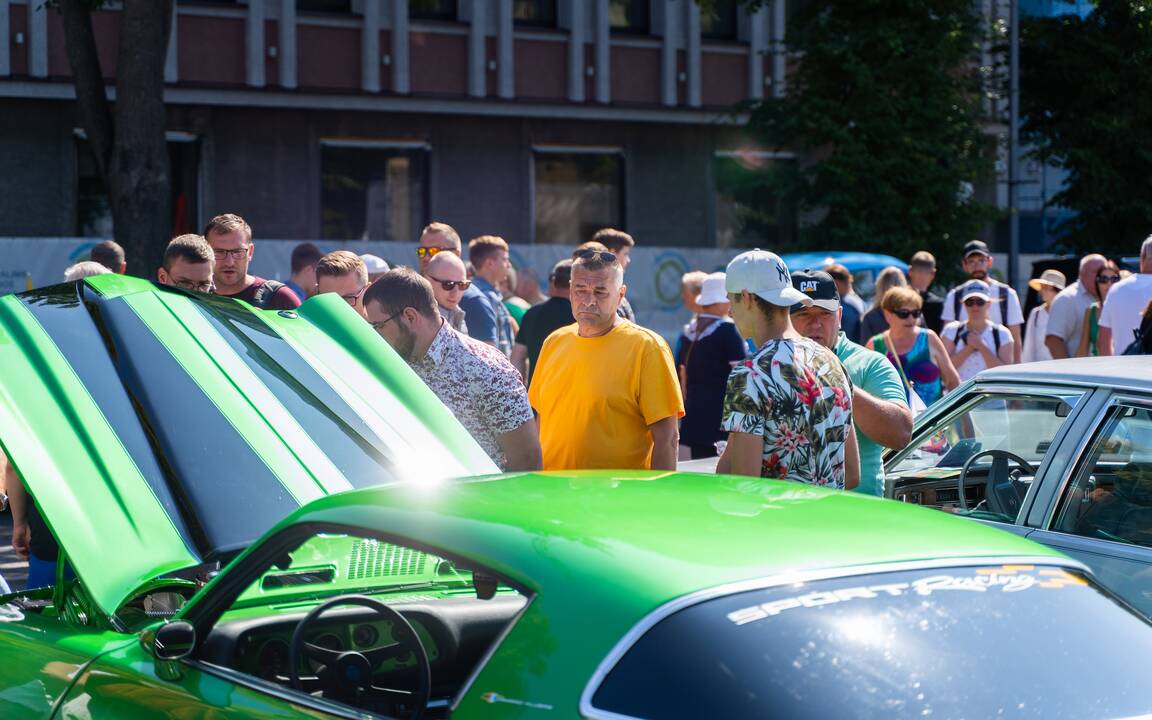 Senovinių automobilių paroda Atgimimo aikštėje