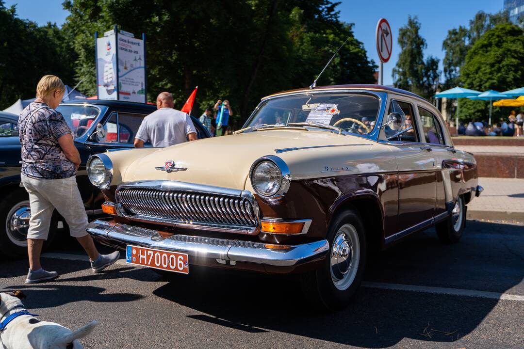 Senovinių automobilių paroda Atgimimo aikštėje