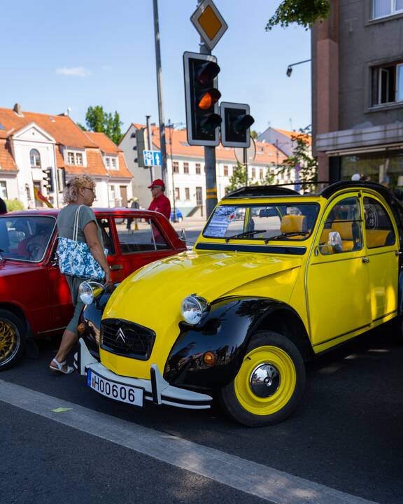 Senovinių automobilių paroda Atgimimo aikštėje