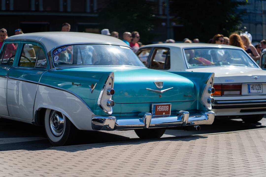 Senovinių automobilių paroda Atgimimo aikštėje