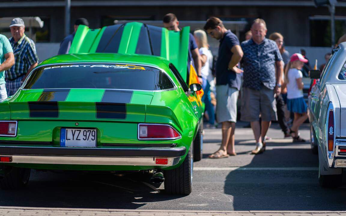 Senovinių automobilių paroda Atgimimo aikštėje