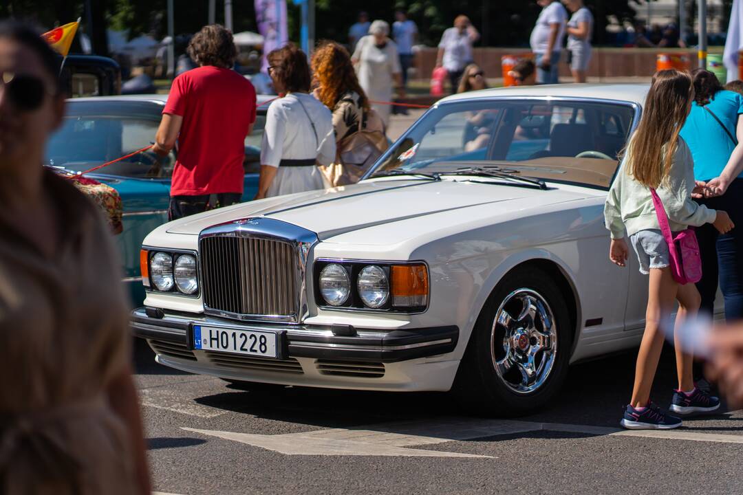 Senovinių automobilių paroda Atgimimo aikštėje