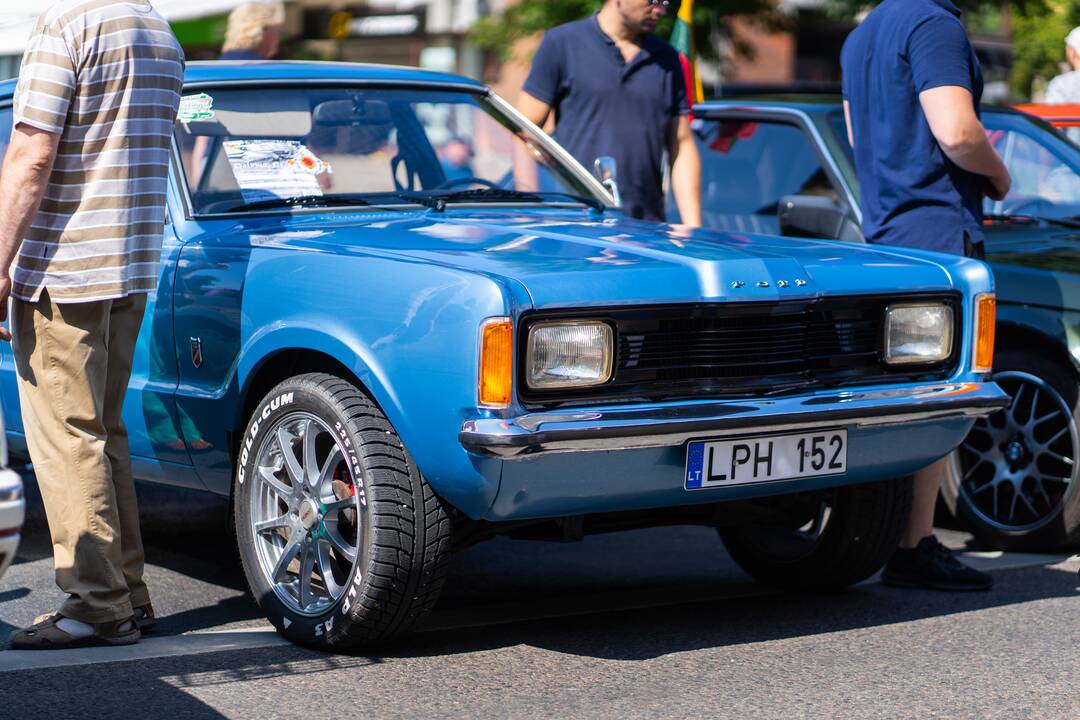 Senovinių automobilių paroda Atgimimo aikštėje