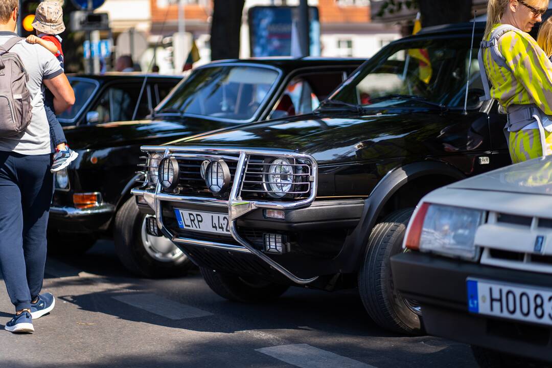 Senovinių automobilių paroda Atgimimo aikštėje