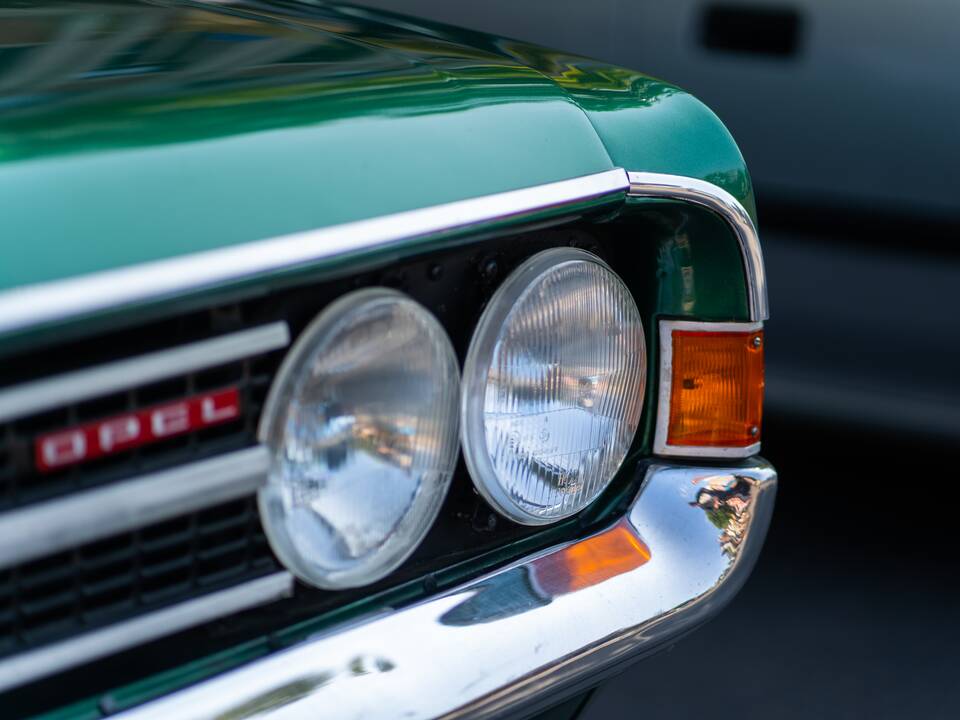 Senovinių automobilių paroda Atgimimo aikštėje