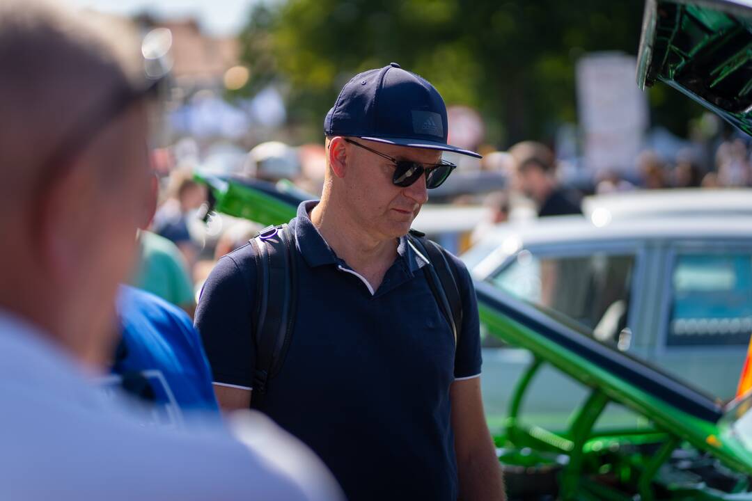Senovinių automobilių paroda Atgimimo aikštėje