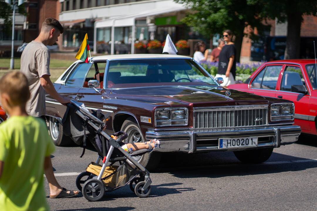 Senovinių automobilių paroda Atgimimo aikštėje