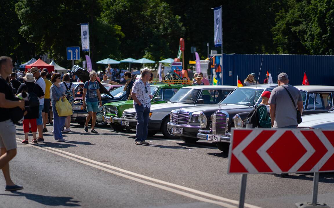 Senovinių automobilių paroda Atgimimo aikštėje