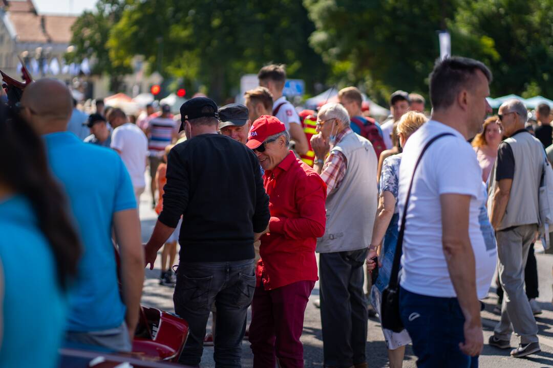 Senovinių automobilių paroda Atgimimo aikštėje