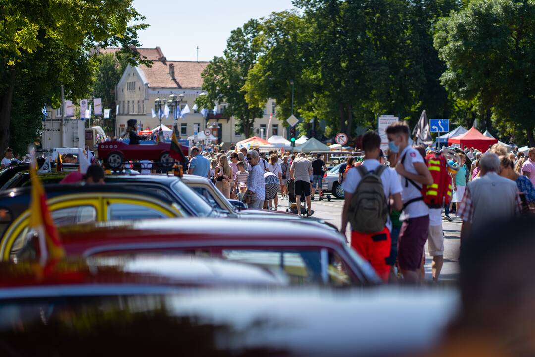 Senovinių automobilių paroda Atgimimo aikštėje