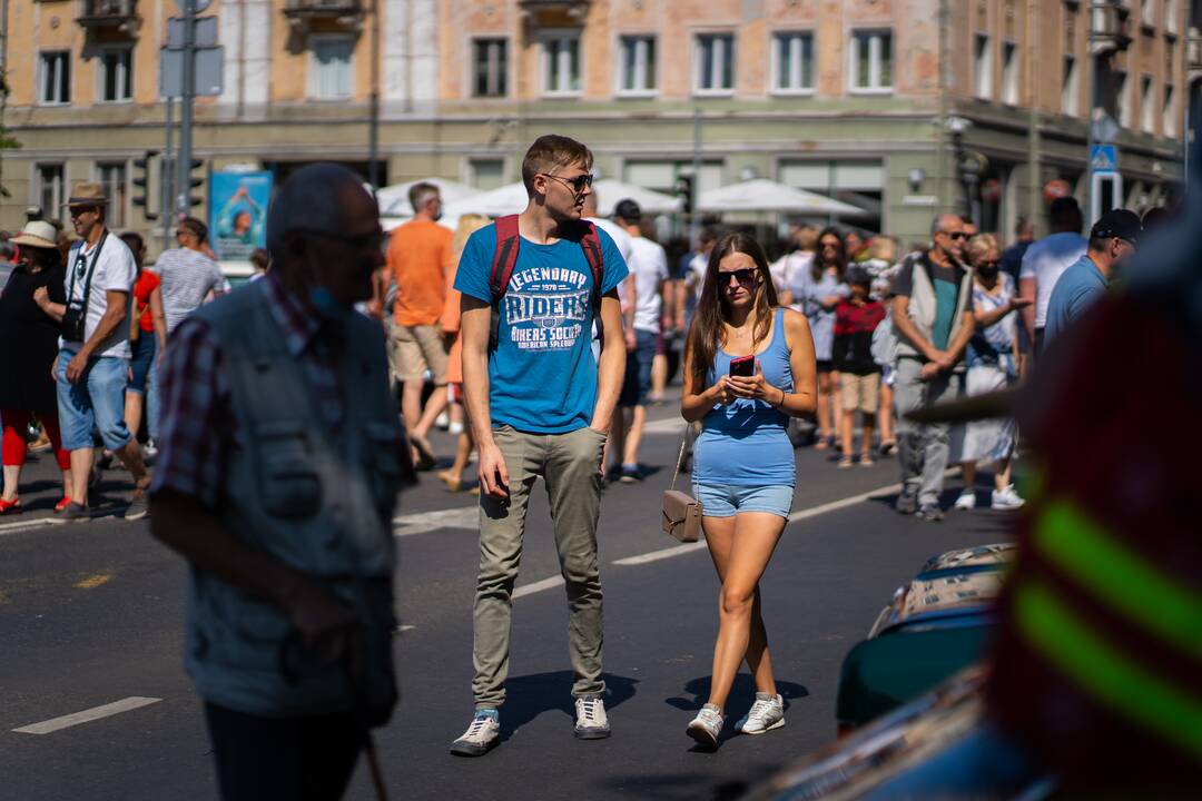 Senovinių automobilių paroda Atgimimo aikštėje