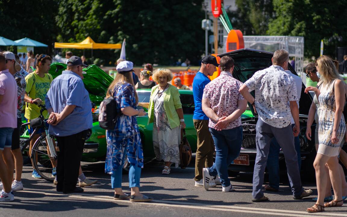 Senovinių automobilių paroda Atgimimo aikštėje