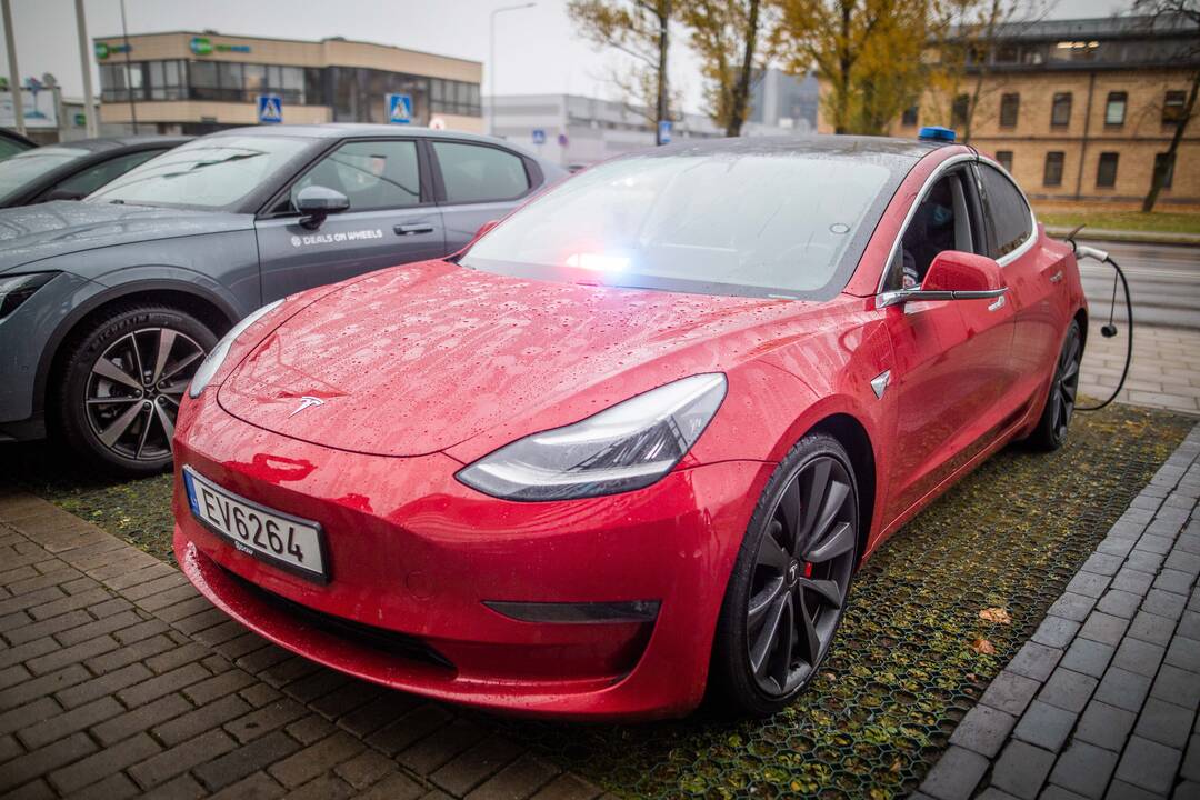 Lietuvos kelių policijos tarnybai perduotas „Tesla“ automobilis 