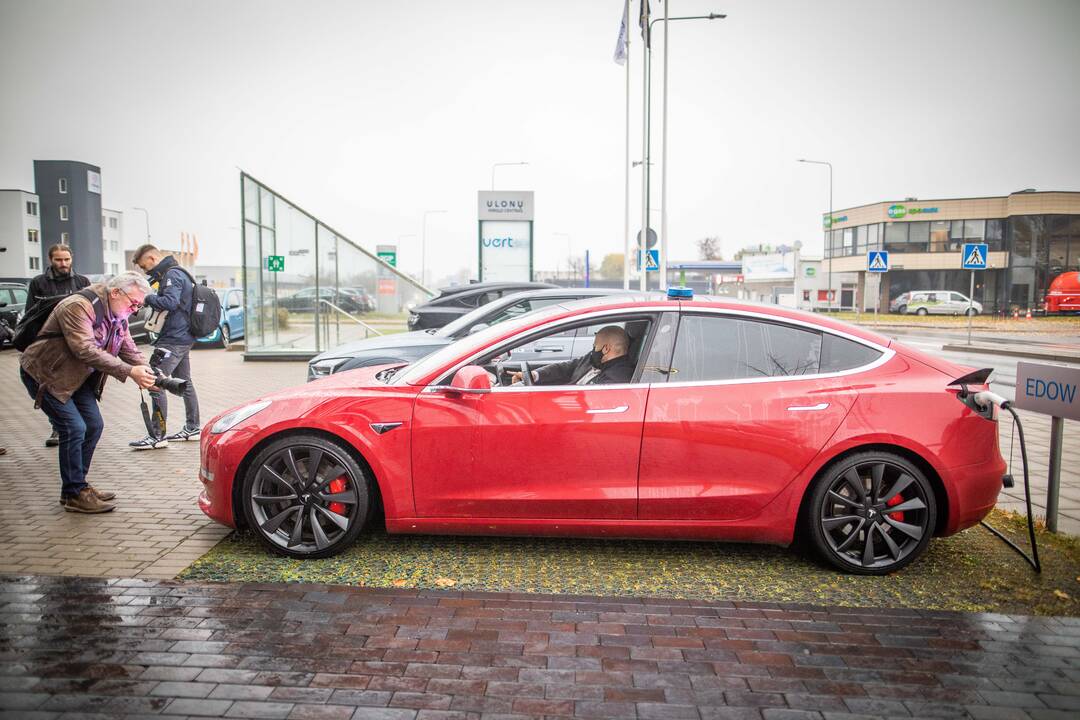 Lietuvos kelių policijos tarnybai perduotas „Tesla“ automobilis 