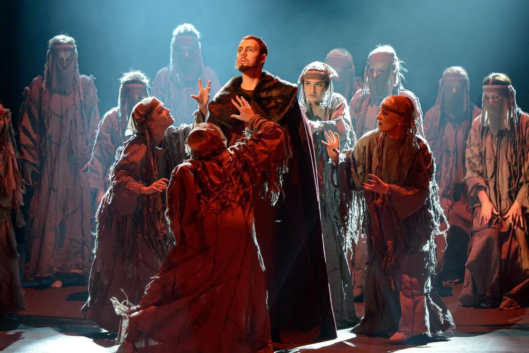 Darna: anot žinomos rusų teatrologės, tarpusavyje glaudžiai susiję visi veiksmo elementai ir dalyviai leidžia pajusti vientisą vaizdą.