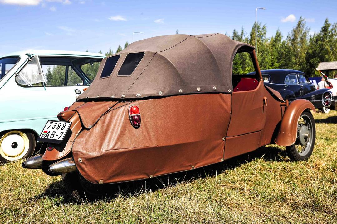 Solidu: ponas Saulius ir "Studebaker Erskine Model 50 Touring", 1927 m. Automobilio savininkas – Dalius Linkevičius.