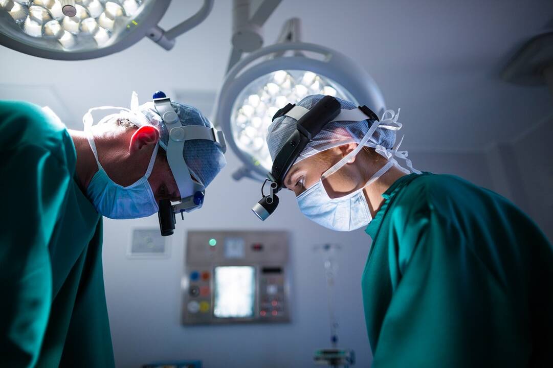 Geriausios šiuolaikinės priemonės, kolegų pagarba, galimybės operuoti – apie visa tai, ką siūlo šių dienų mikrochirurgija, jos pradininkai Lietuvoje galėjo tik pasvajoti.