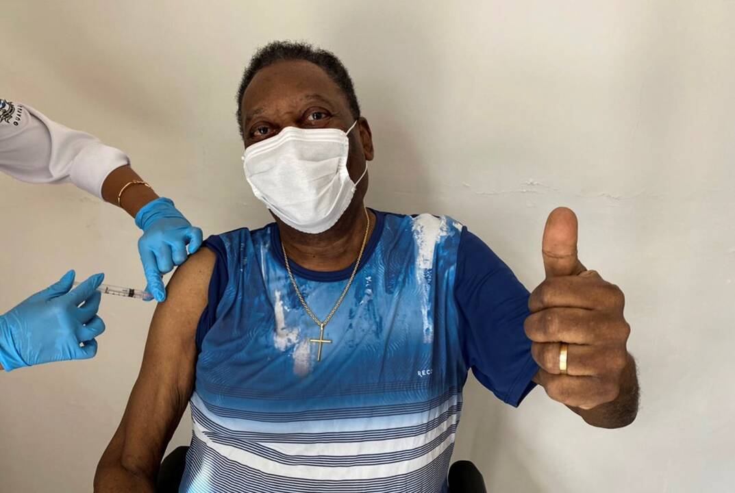 Futbolo karalius Pelé paskiepytas nuo koronaviruso