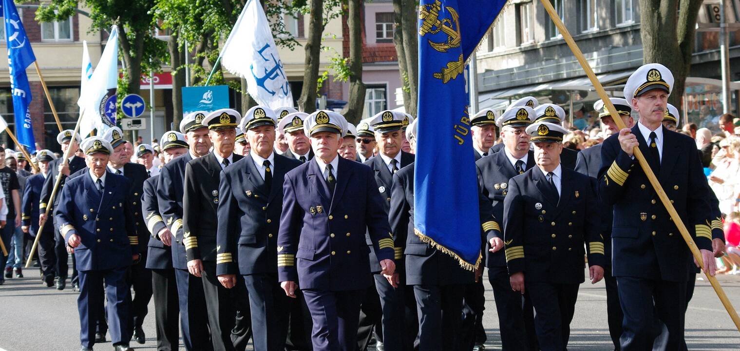 Pradžia: Jūrų kapitonų klubo nariai prie L.Stulpino namo 2004 m. 