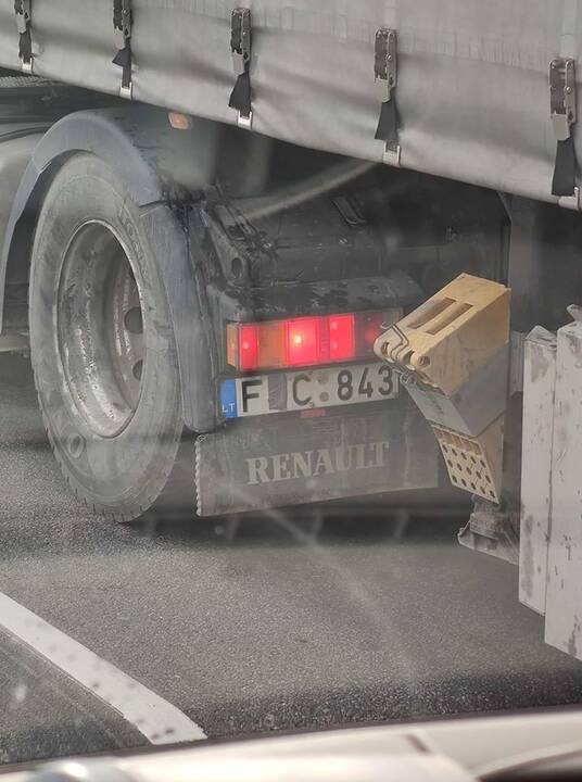 Kuriozas: lipni juosta vairuotojo nuo baudos neišgelbėjo