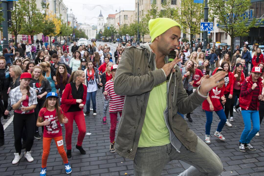Tarptautinės taikos dienos proga - improvizuotas masinis šokis