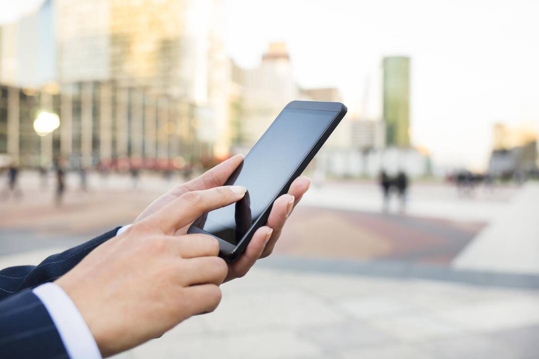 Pirkėjais apsimetę plėšikai iš klaipėdiečio atėmė telefoną