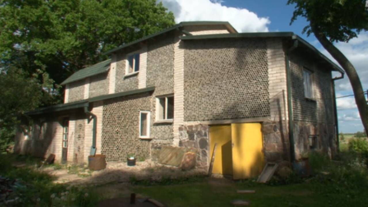 Rokiškio rajone – namas, pastatytas iš stiklinių butelių
