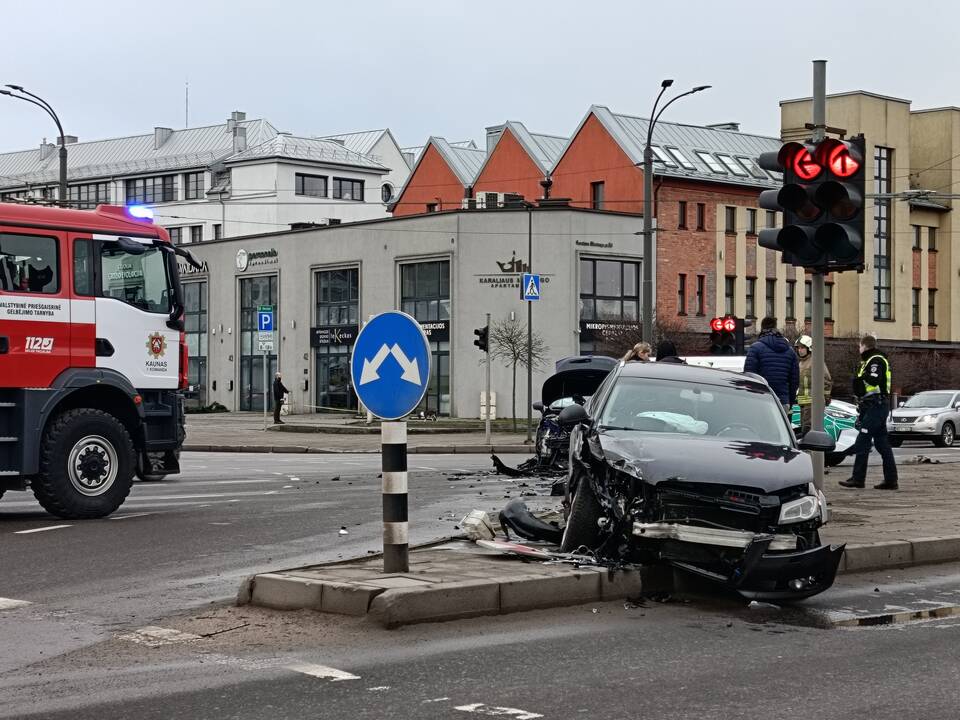 Kaip mažinti dėl avarijų kylančias spūstis? Ministerija ir Seimas nesutaria
