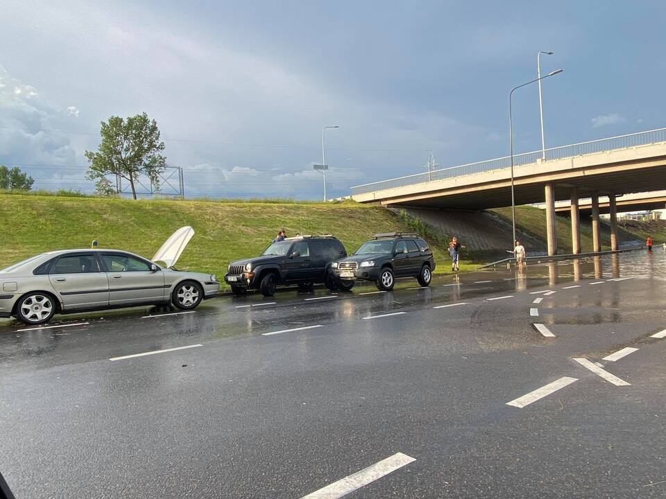 Kauną aptalžė liūtis: krito įspūdingo dydžio ledukai, užlietos gatvės