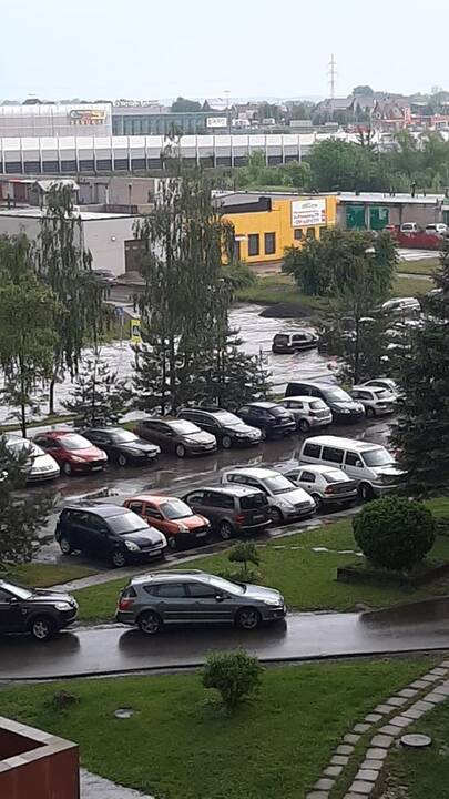 Kauną aptalžė liūtis: krito įspūdingo dydžio ledukai, užlietos gatvės