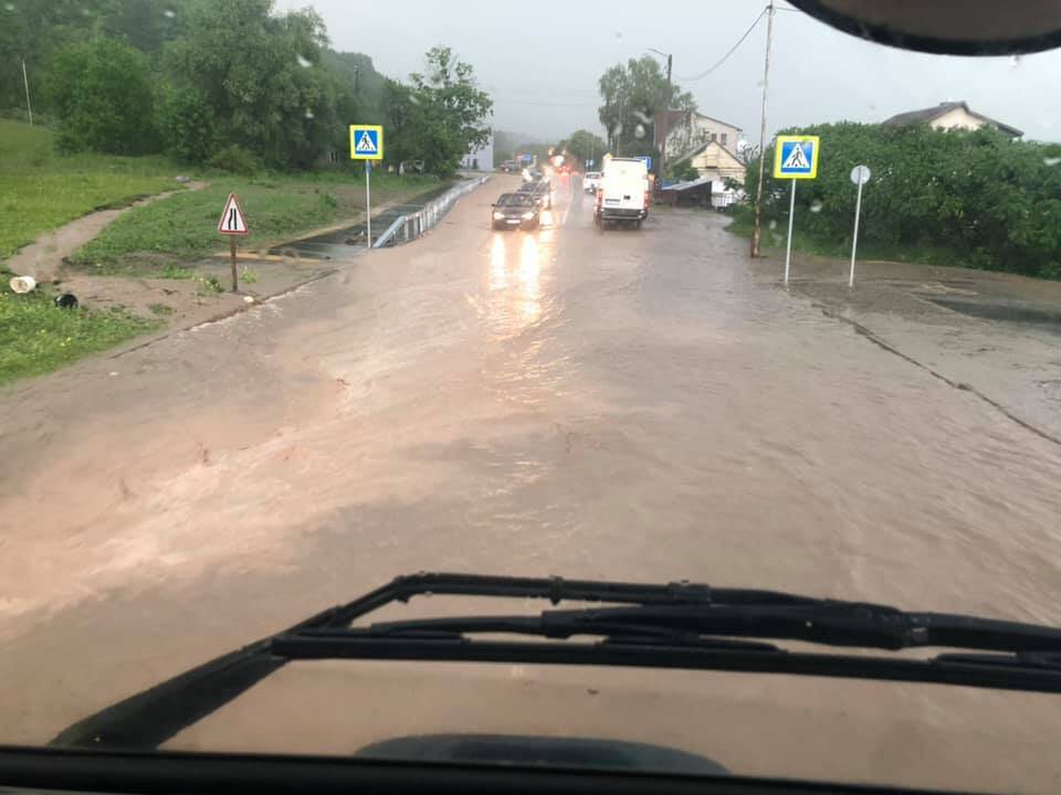 Kauną aptalžė liūtis: krito įspūdingo dydžio ledukai, užlietos gatvės