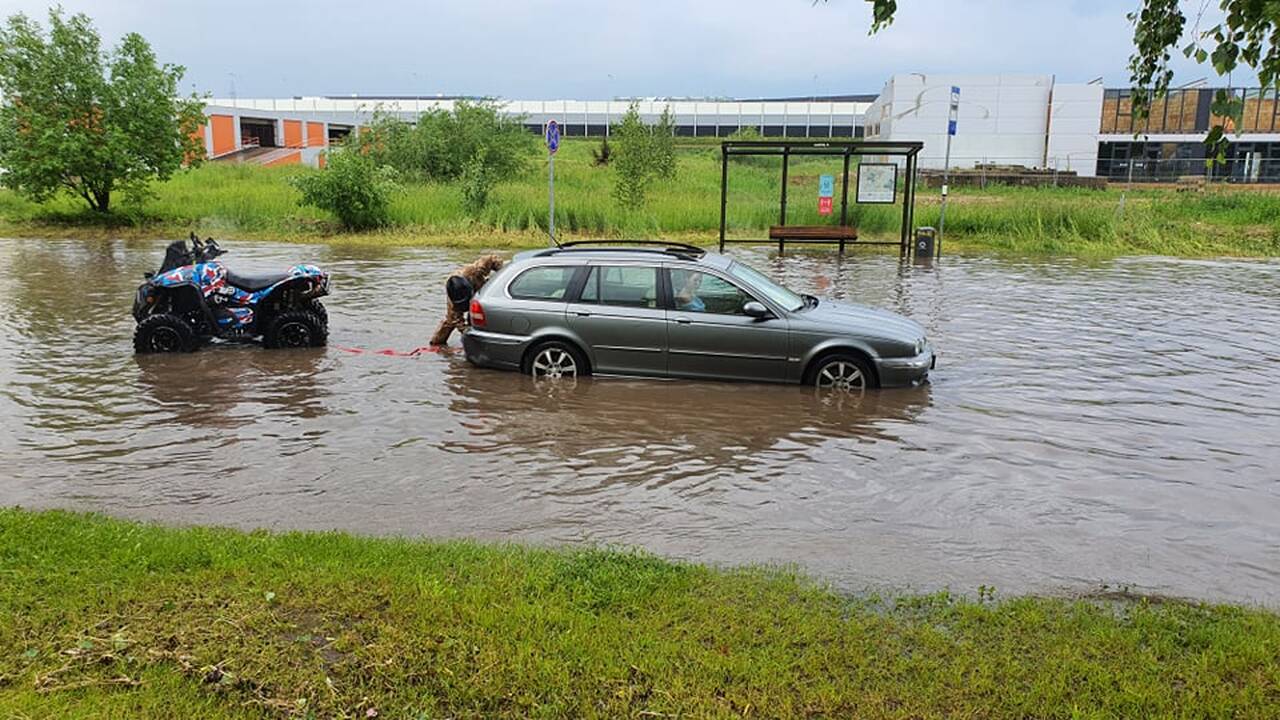 Kauną aptalžė liūtis: krito įspūdingo dydžio ledukai, užlietos gatvės