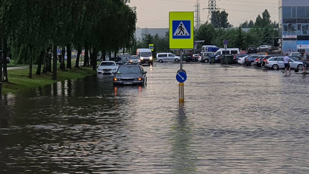 Kauną aptalžė liūtis: krito įspūdingo dydžio ledukai, užlietos gatvės