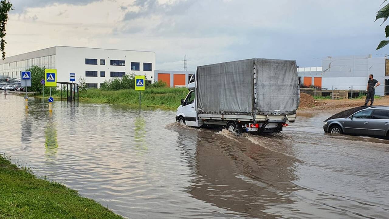 Kauną aptalžė liūtis: krito įspūdingo dydžio ledukai, užlietos gatvės