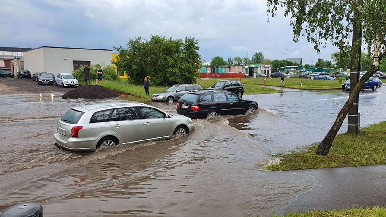 Kauną aptalžė liūtis: krito įspūdingo dydžio ledukai, užlietos gatvės