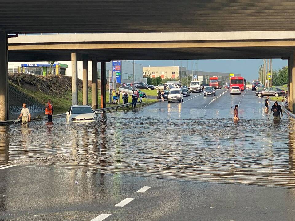 Kauną aptalžė liūtis: krito įspūdingo dydžio ledukai, užlietos gatvės