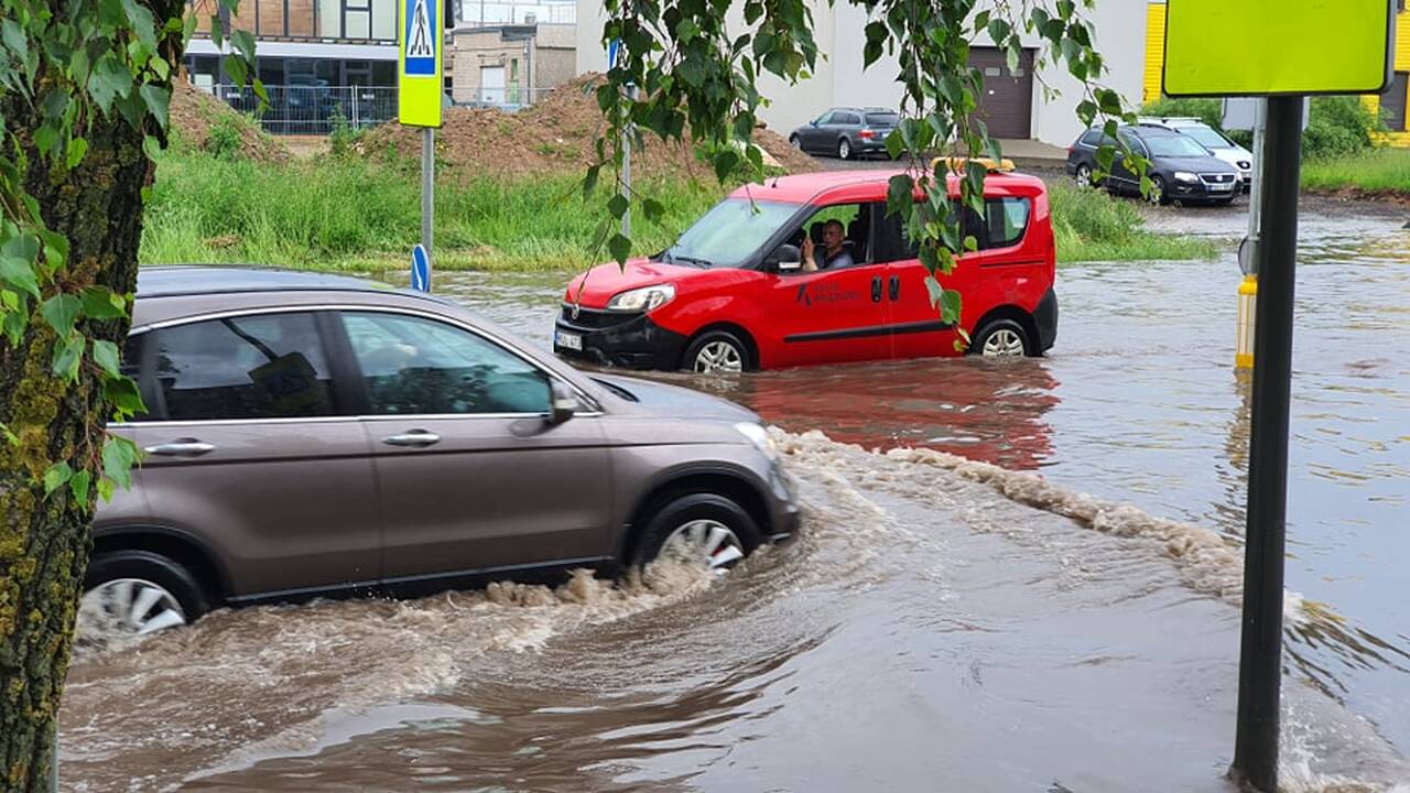 Kauną aptalžė liūtis: krito įspūdingo dydžio ledukai, užlietos gatvės
