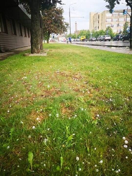 Kauną aptalžė liūtis: krito įspūdingo dydžio ledukai, užlietos gatvės