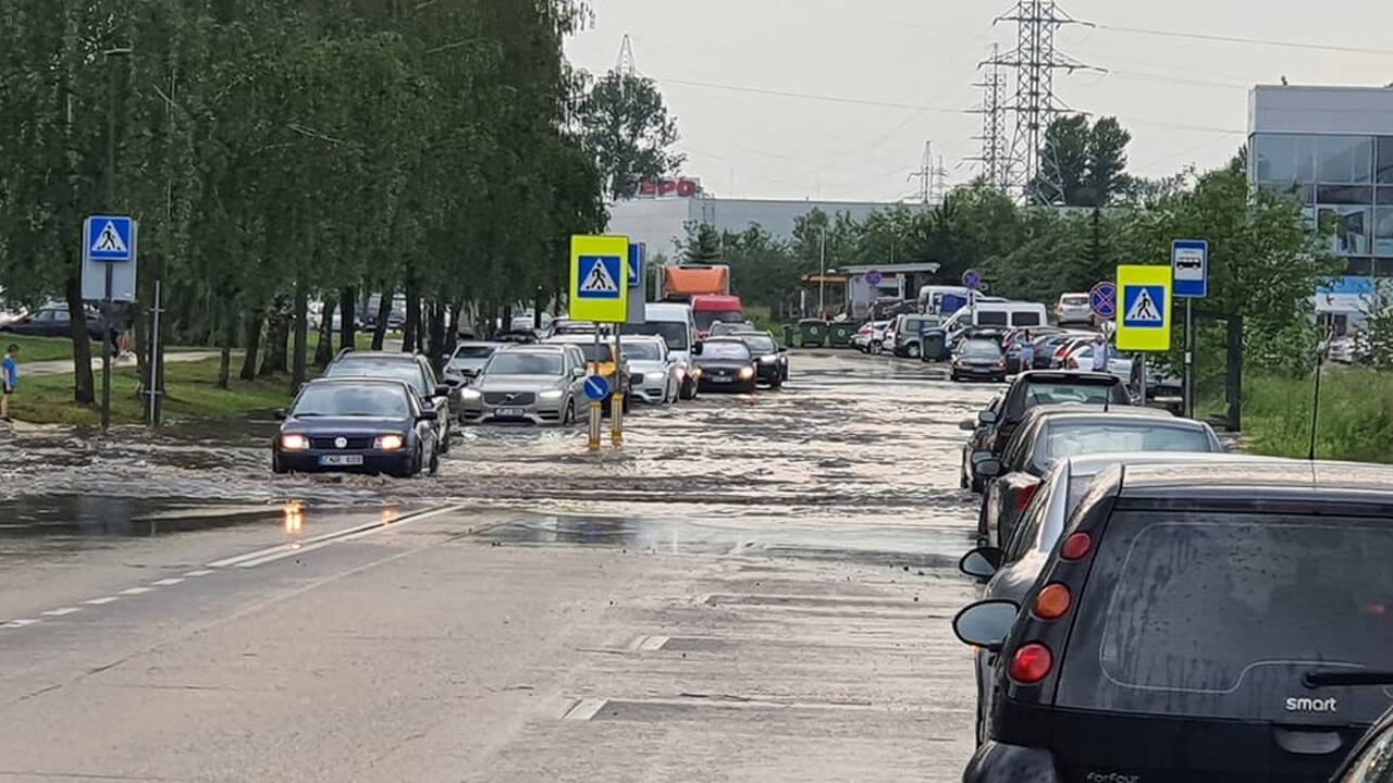 Kauną aptalžė liūtis: krito įspūdingo dydžio ledukai, užlietos gatvės