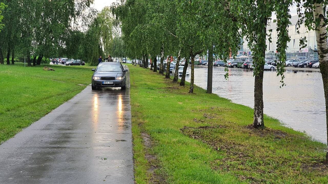 Kauną aptalžė liūtis: krito įspūdingo dydžio ledukai, užlietos gatvės