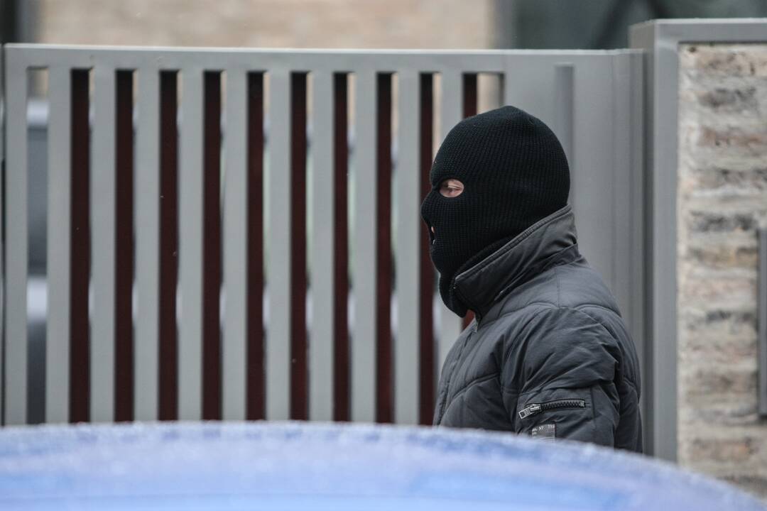 Trys plėšikai vidury baltos dienos senolio tykojo prie laiptinės