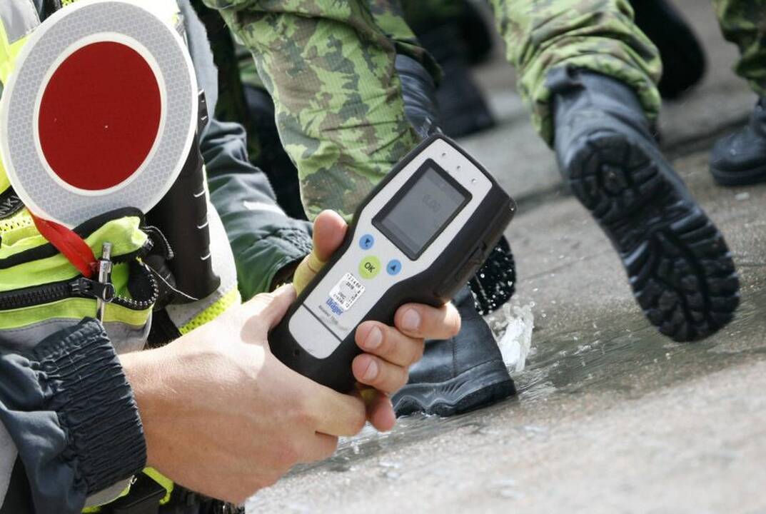 Tarnybos metu – girtas prie vairo: kario laukia labai sunkios pagirios