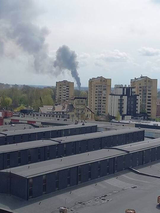 Didžiulis gaisras Kaune – atvira liepsna degė metalo krūva